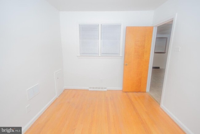 Building Photo - 203 Girard Rd N