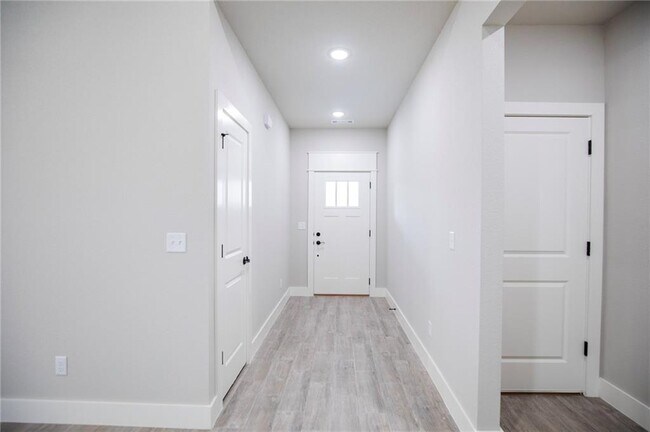 Building Photo - 14 Kinloch Dr