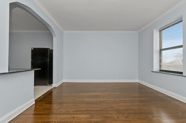 Building Photo - Two Bedroom in South Shore Available Now!