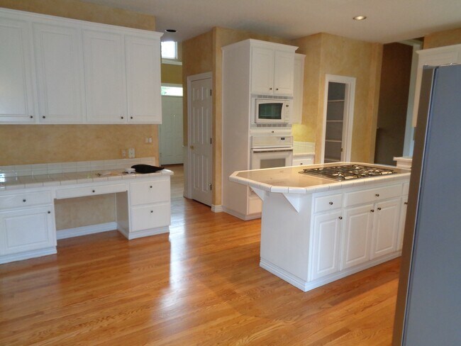 Building Photo - 17083 SW Arbutus Dr