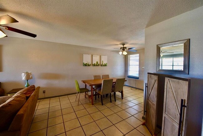 Building Photo - 710 Cantu, unit 4