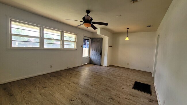 Building Photo - Cute Home Located in the Heart Of Lubbock!