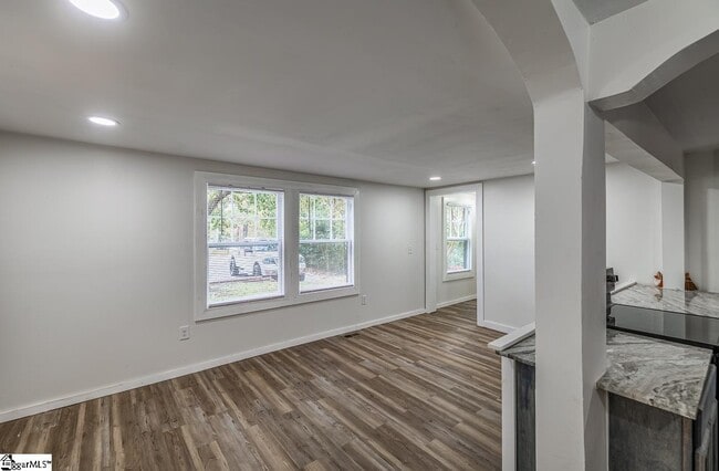 Building Photo - 530 Peronneau St