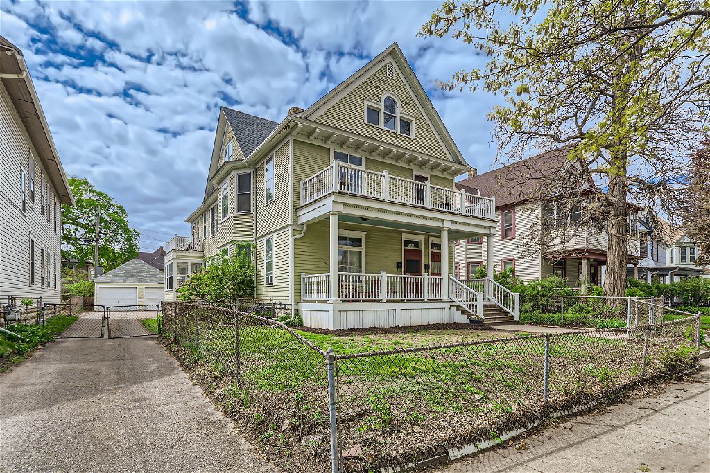 Building Photo - 1814 13th Ave S