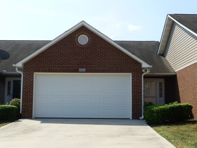 Building Photo - Spacious 3-Bed, 2-Bath Townhouse with Bonus Room & 2-Car Garage in North Knoxville