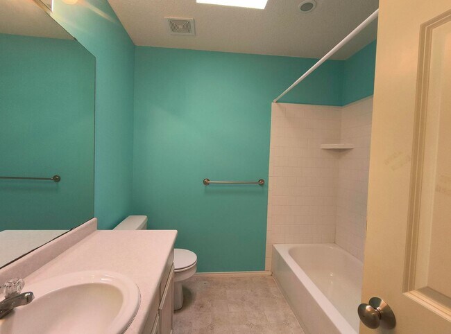 Building Photo - Nice and Spacious 3 bedroom, 2 bath home in Southland!