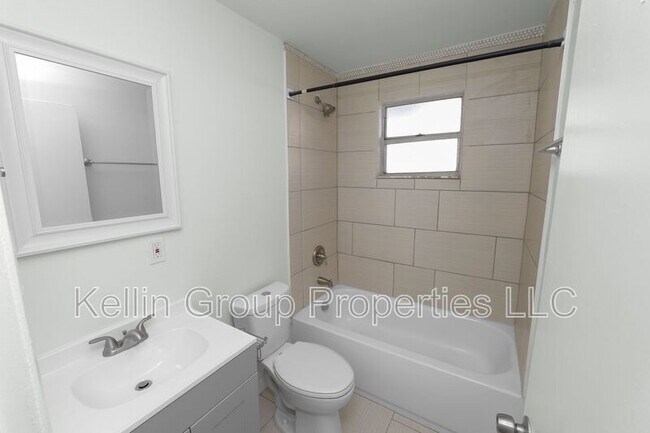Building Photo - 2524 W Cherry St