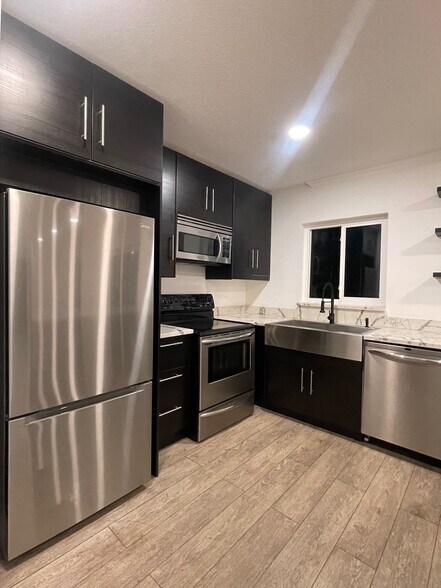 Building Photo - 8811 Bay Pointe Dr