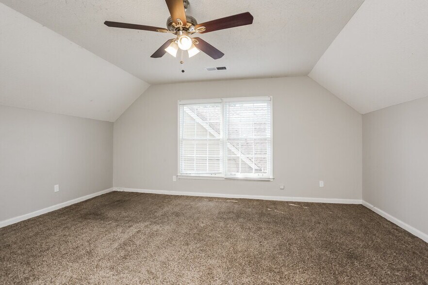 Building Photo - 8159 Creekside Cir N