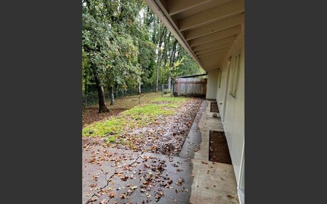 Building Photo - 230-232 NE Azalea Drive