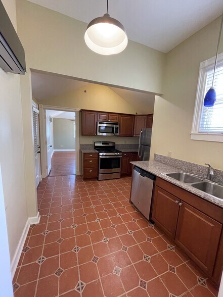 Full, eat-in kitchen - 1410 S Gaines St