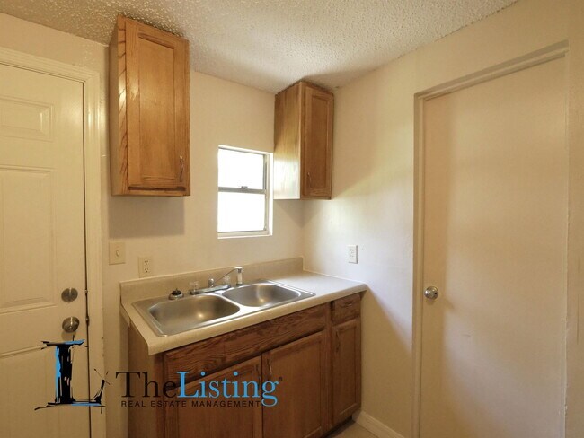 Building Photo - 1005 Pine Ave