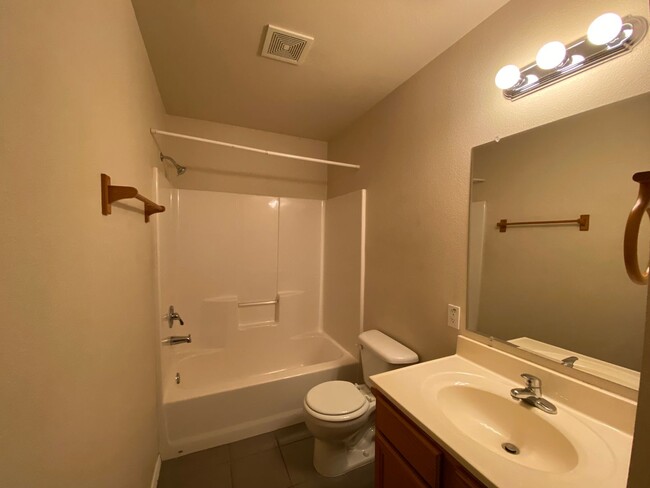 Building Photo - 2/2/1 One Story Duplex / Ceramic tile/ No ...