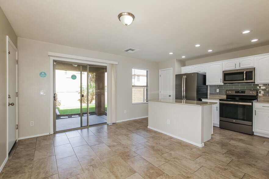 Building Photo - 18538 W Fairway Dr
