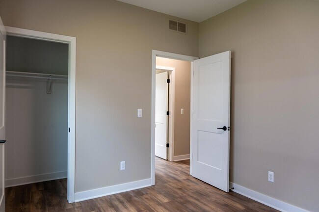 Building Photo - 8456 Oak Shade Ct