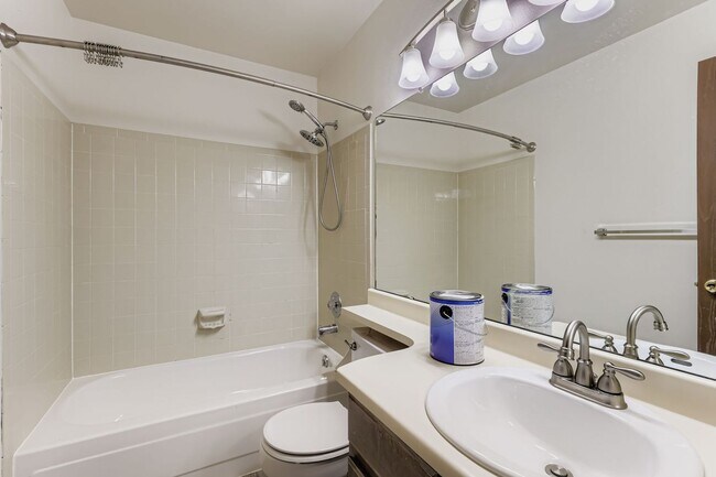 Building Photo - Wonderful 2BD/2.5BA Condo in Excellent Loc...