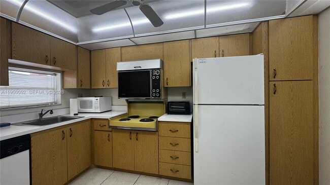 Building Photo - 9423 S Hollybrook Lake Dr