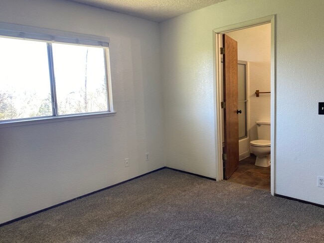 Building Photo - Upcoming vacancy!  Well maintained home on...