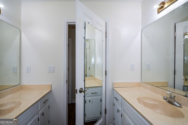 Building Photo - 2972 Hampton Pl