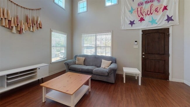 Building Photo - 302 Gilchrist Ave