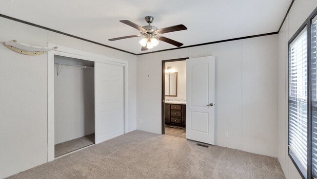 Building Photo - 2 bed/2 bath lovely mobile home! Schedule ...