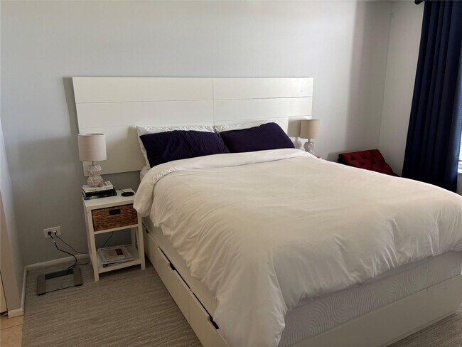 Building Photo - 3650 Inverrary Dr