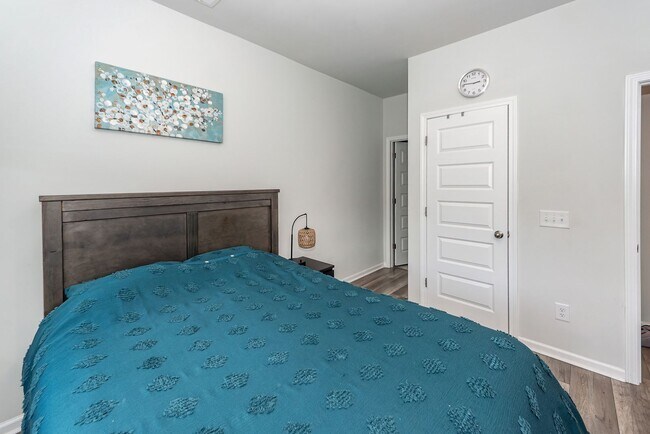Building Photo - 6 Bedroom 4.5 Bath in Limehouse Village - Summerville