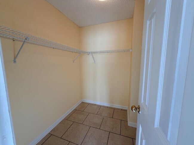 Building Photo - SummerBrooke Home, Plenty of Sunshine, Privacy, & Backyard Space!