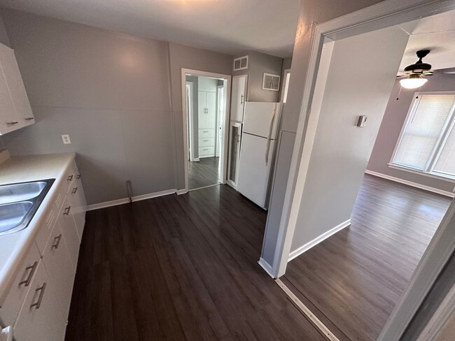 Building Photo - $850 - 2 bedroom / 1 bathroom - Single Fam...