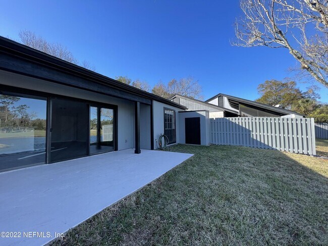 Building Photo - 160 Bermuda Ct