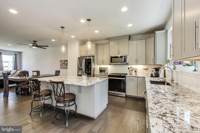 Building Photo - 5004 Oakmoore Dr