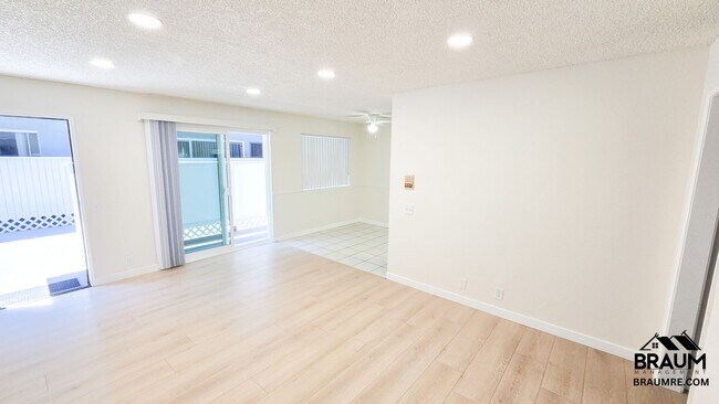 Building Photo - 2 BEDROOM  IN NOHO ARTS