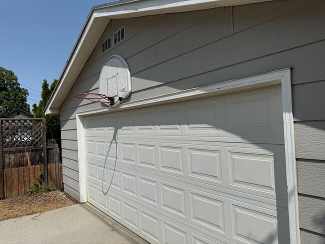 Building Photo - 4+ bedroom, 2 bath with Hot Tub, Fenced Yard and Garage
