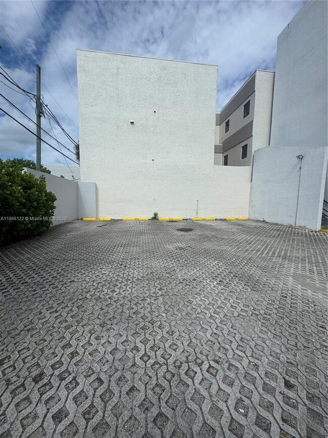 Building Photo - 2120 W Flagler St