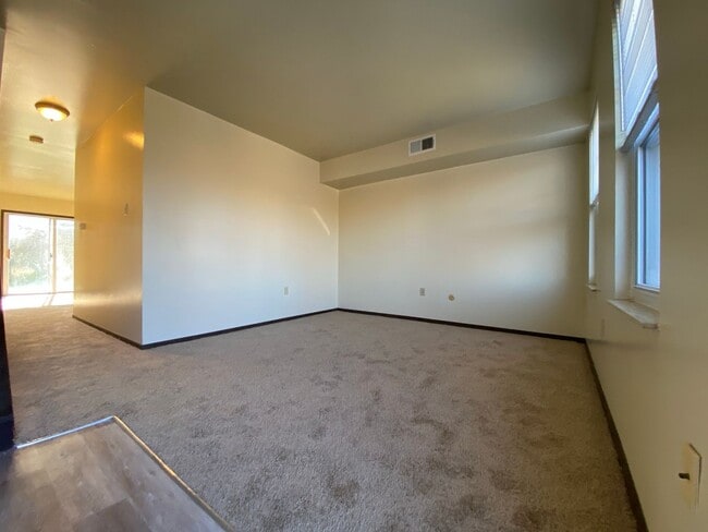 Building Photo - Check This Out! 3 BR Townhome with Washer & Dryer + Equipped Kitchen with Dishwasher! Call Today!