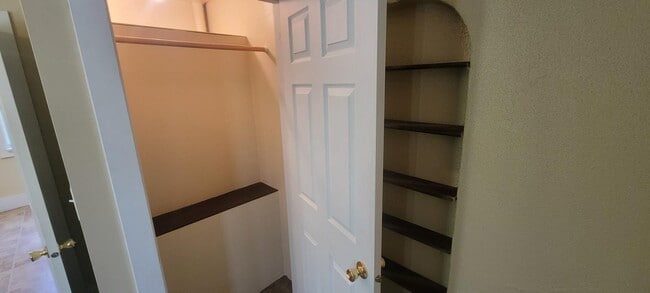 Building Photo - 706 E Lewis St