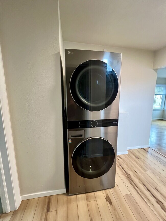 Building Photo - Completely Renovated Three Bedroom Apartment