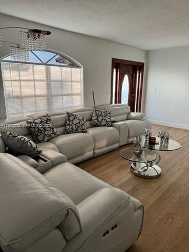 Building Photo - 1325 W 4th Ln