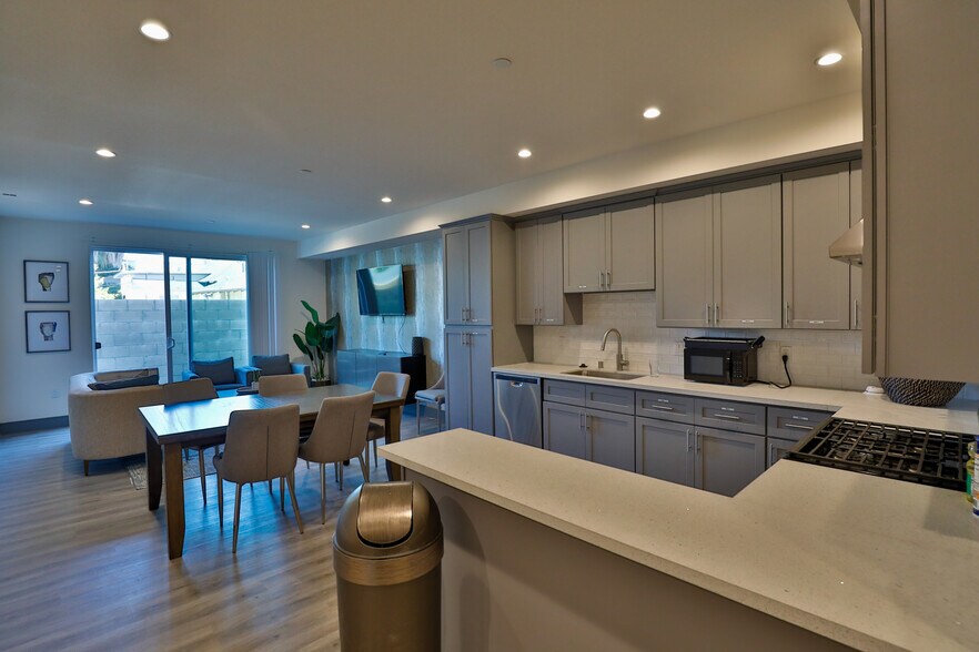 Building Photo - 1155 W 36th Pl