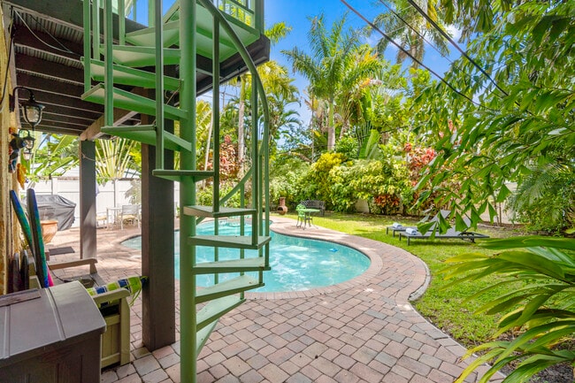 Building Photo - 614 SE 5th Ct