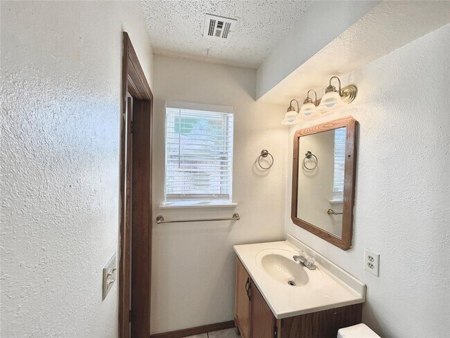 Building Photo - 716 Smalley Dr