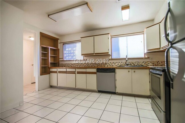 Building Photo - 113 Woodley St