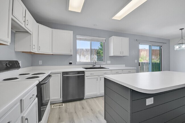 Building Photo - $3,040.95 - 3 Bed, 3-Bath Home in Aurora with In Unit Laundry and Central AC