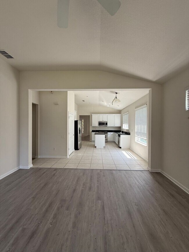 Building Photo - Come View This Amazing 3 Bed 2 Bath Single...