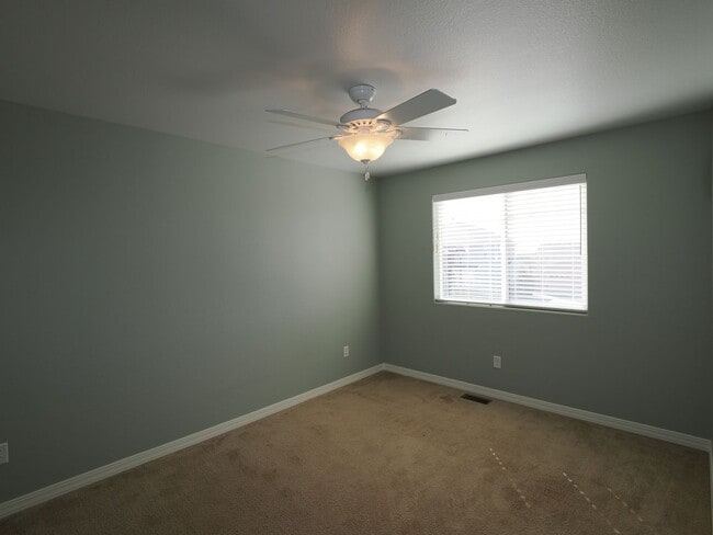 Building Photo - 5 Bedroom Home with AC in Cordera!