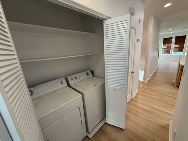 Building Photo - 3-Bedroom Townhome in Central Richmond Near Richmond BART Station