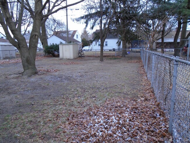 Building Photo - 2/1 brick Home CALL DIANA FOR A SHOWING AT...