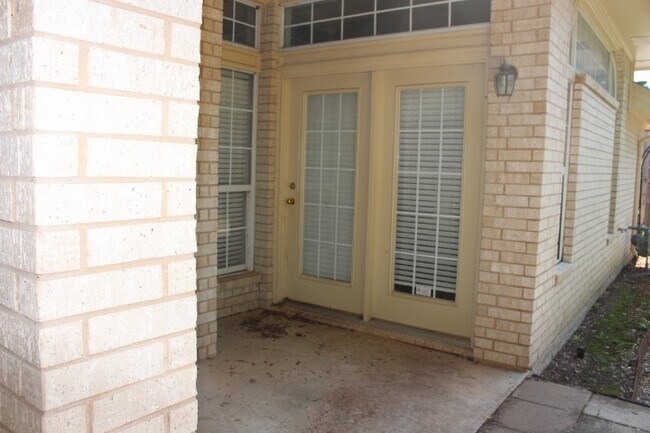 Building Photo - Great West side home located close to shop...