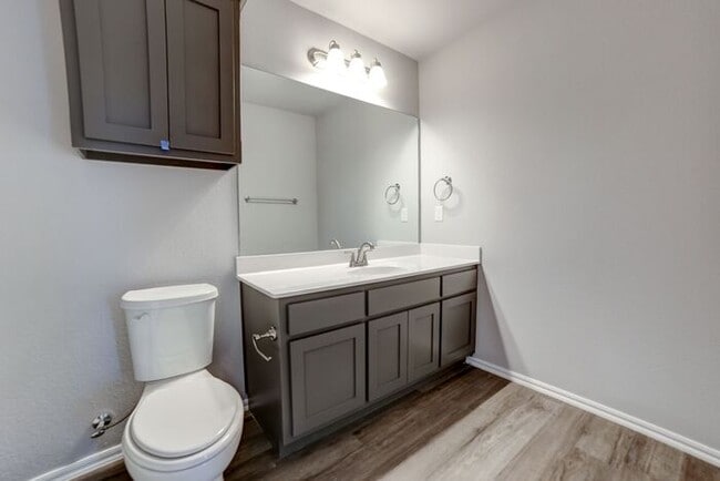 Building Photo - Luxury 4/2.5 Townhome!
