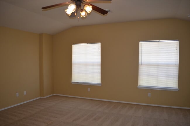 Building Photo - HUGE 5 BEDROOM HOME IN SAVANNAH HEIGHTS!